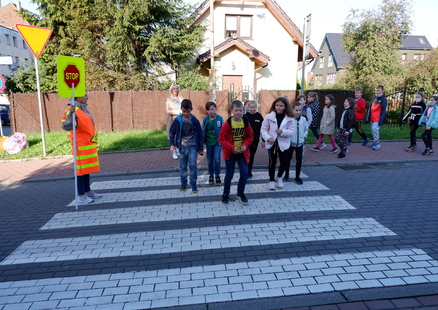 Kontroler ruchu drogowego nadzorujący przejście dla pieszych