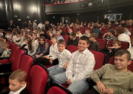 Klasy 4b i 4d w teatrze